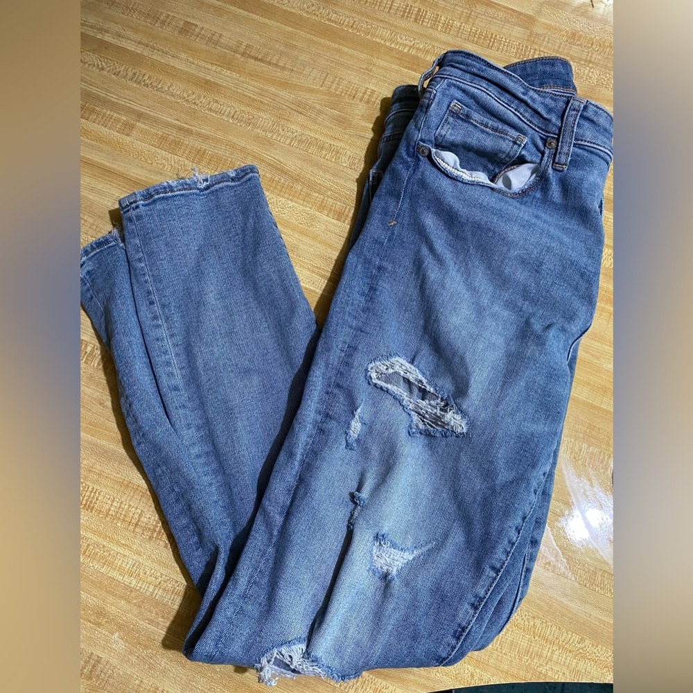 American Eagle Women’s Distressed Hi-Rise Super Stretch Jeans